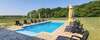 piscine au sel en vacances sous parasols