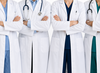 Médecin vasculaire remplissant un formulaire de suivi patient