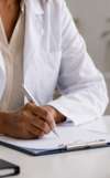 Médecin discutant prise en charge personnalisée vasculaire