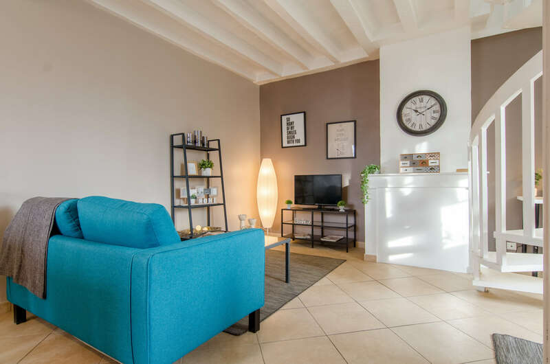 Rénovation de la salle en carrelage Avec apport de meubles de décoration