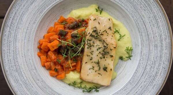 Cabillaud rôti, purée de topinambour et carottes au thym