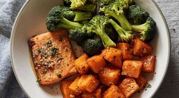 Saumon au four, brocolis et patate douce rôtie