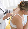 Docteur examine patiente dos stéthoscope approche hormonale