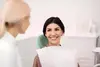 Femme souriante en cabinet dentaire pour traitement parodontal