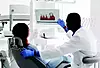 Dentiste expliquant bilan dentaire avant traitement orthodontique