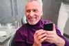 Homme âgé souriant tenant smartphone illustrant qualité osseuse