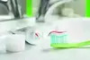 Brosse à dents verte avec dentifrice pour hygiène buccale