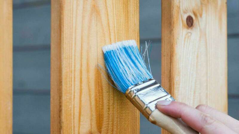 Finitions sur menuiseries intérieures : portes, plinthes et encadrements