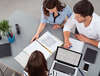 financement international en action avec des professionnels collaborant autour d'un bureau