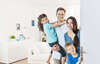 Famille réunie devant porte illustrant approche systémique relationnelle