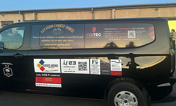 Conciergerie Gold soutient le sport local : sponsoring du camion de l'Academy Football Club