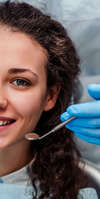 Jeune femme en soins au cabinet d'orthodontie du Dr Abécassis-Faïbis à Vincennes
