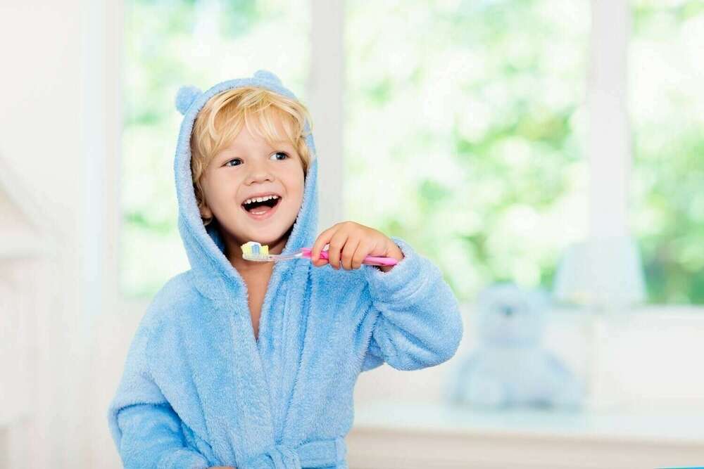 À QUEL ÂGE ET COMMENT LES ENFANTS DOIVENT-ILS SE BROSSER LES DENTS ?
