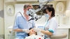 Praticiens travaillant au microscope opératoire, cabinet Balma Sourire