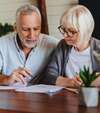 Personnes âgées planifiant finances retraite ensemble