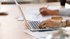 Personne travaillant sur ordinateur anticiper retraite