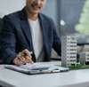 Homme calculant assurance prêt immobilier au bureau