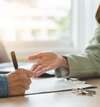 Personne signant contrat assurance emprunteur en bureau