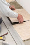 Homme appliquant enduit sur mur plâtre chantier maçonnerie
