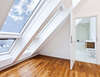 Grenier moderne rénové avec salle de bain lumineuse parquet bois