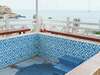 Piscine extérieure carrelage bleu avec système filtration et béton