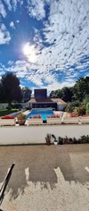 jardin avec piscine terrasse et plantes dans processus de travail
