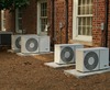 Pompe à chaleur air air extérieure près maison jardin verdure
