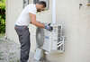 Pompe à chaleur air air installée extérieur maison jardin