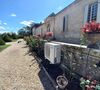 Pompe à chaleur air-eau installée extérieurement maison jardin