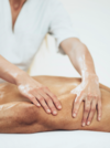 homme se faisant masser le bras