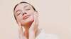 femme se massant le visage