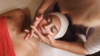 femme se faisant masser le visage