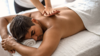 Massage Lomi Lomi du dos avec de longs mouvements fluides