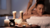 Massage thaï avec compresses de plantes, bougies et diffuseur d'huiles