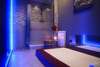 Cabine de massage lumineuse avec tapis de massage, bougies et douche