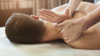 Massage relaxant du dos pour un homme dans un salon de massage à Paris 15