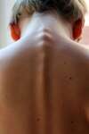 Dos nu d'un homme : le massage régulier améliore la posture
