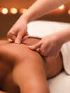 Massage ayurvédique : pressions des doigts sur le dos