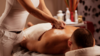 Massage de récupération musculaire du dos d'un homme