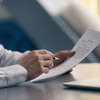 Homme préparant dossier visa talent bureau informatique stylo