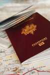 Passeports français ouverts sur carte symbolisant naturalisation