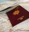 Passeports français ouverts sur carte pour démarches administratives