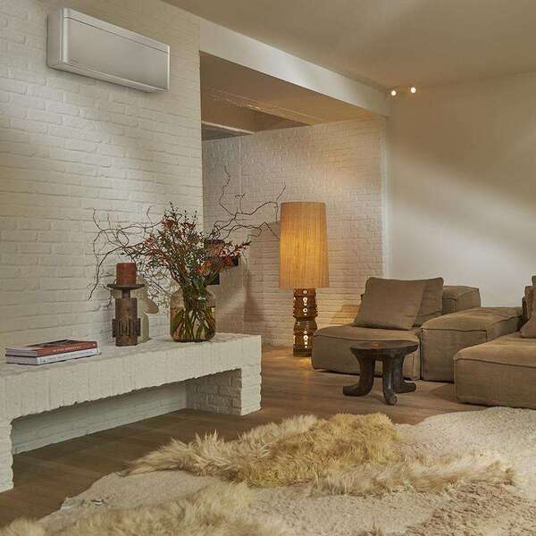 Climatisation réversible installée dans un salon moderne chauffant confortablement une maison en hiver.