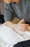 Praticien massant dos patient séance consultation initiale