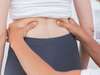 Physiothérapeute examinant dos bas avec techniques douces adaptées