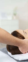 ordinateur portable sur surface sombre pour consultation ostéopathie