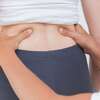 Physiothérapeute manipulant le bas du dos en cabinet médical