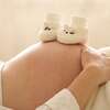 Femme enceinte allongée ventre apaisement second trimestre