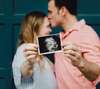 Couple tenant une échographie en extérieur symbolisant prévention