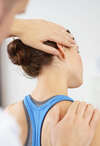Praticien en blouse blanche traitant troubles musculo-squelettiques
